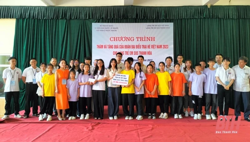 Thanh niên kiều bào thích thú với các trò chơi, trò diễn dân gian tại Thanh Hóa