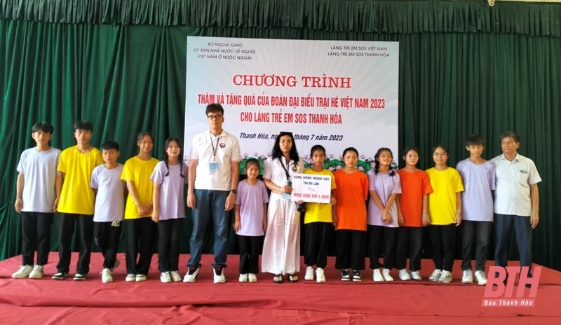 Thanh niên kiều bào thích thú với các trò chơi, trò diễn dân gian tại Thanh Hóa