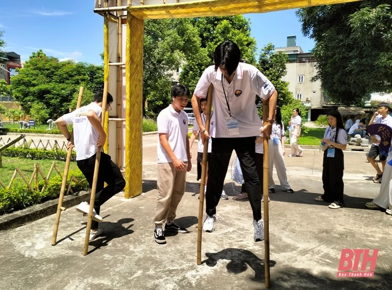 Thanh niên kiều bào thích thú với các trò chơi, trò diễn dân gian tại Thanh Hóa
