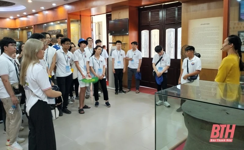 Thanh niên kiều bào thích thú với các trò chơi, trò diễn dân gian tại Thanh Hóa