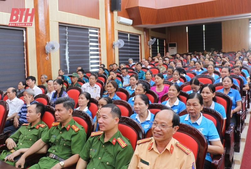 Phó Chủ tịch Thường trực HĐND tỉnh Lê Tiến Lam chung vui “Ngày hội toàn dân bảo vệ an ninh Tổ quốc năm 2023” tại thị trấn Bút Sơn