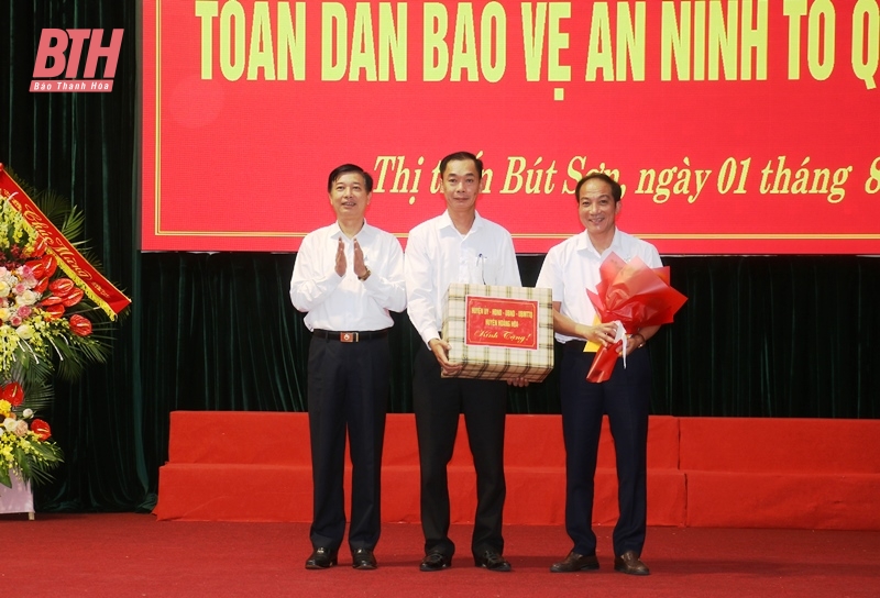 Phó Chủ tịch Thường trực HĐND tỉnh Lê Tiến Lam chung vui “Ngày hội toàn dân bảo vệ an ninh Tổ quốc năm 2023” tại thị trấn Bút Sơn