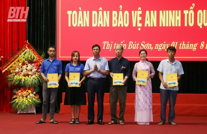 Phó Chủ tịch Thường trực HĐND tỉnh Lê Tiến Lam chung vui “Ngày hội toàn dân bảo vệ an ninh Tổ quốc năm 2023” tại thị trấn Bút Sơn