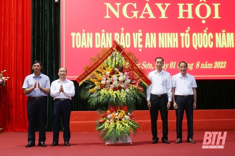 Phó Chủ tịch Thường trực HĐND tỉnh Lê Tiến Lam chung vui “Ngày hội toàn dân bảo vệ an ninh Tổ quốc năm 2023” tại thị trấn Bút Sơn