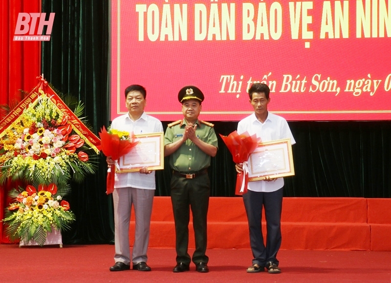 Phó Chủ tịch Thường trực HĐND tỉnh Lê Tiến Lam chung vui “Ngày hội toàn dân bảo vệ an ninh Tổ quốc năm 2023” tại thị trấn Bút Sơn