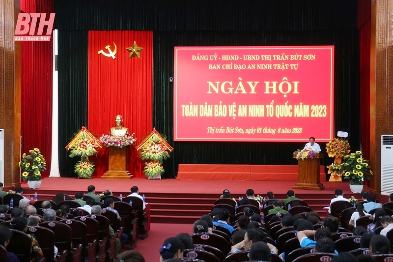 Phó Chủ tịch Thường trực HĐND tỉnh Lê Tiến Lam chung vui “Ngày hội toàn dân bảo vệ an ninh Tổ quốc năm 2023” tại thị trấn Bút Sơn