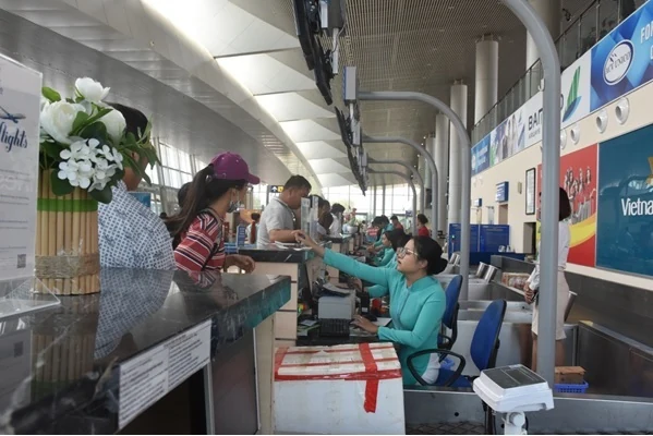 Từ hôm nay (2-8), chính thức sử dụng VNeID với khách làm thủ tục đi máy bay