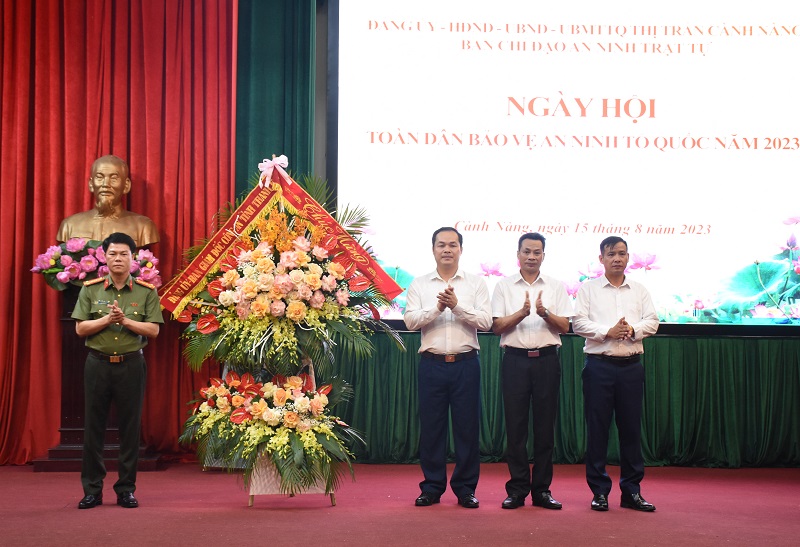 Phó Chủ tịch Thường trực HĐND tỉnh Lê Tiến Lam chung vui “Ngày hội toàn dân bảo vệ an ninh Tổ quốc năm 2023” tại thị trấn Cành Nàng