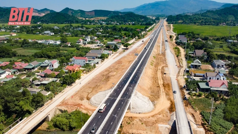 Những chuyến xe đầu tiên lăn bánh trên cao tốc nối Thanh Hóa - Nghệ An