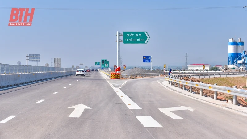 Những chuyến xe đầu tiên lăn bánh trên cao tốc nối Thanh Hóa - Nghệ An