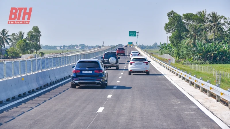 Những chuyến xe đầu tiên lăn bánh trên cao tốc nối Thanh Hóa - Nghệ An