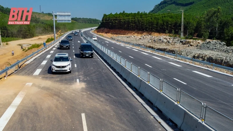 Những chuyến xe đầu tiên lăn bánh trên cao tốc nối Thanh Hóa - Nghệ An
