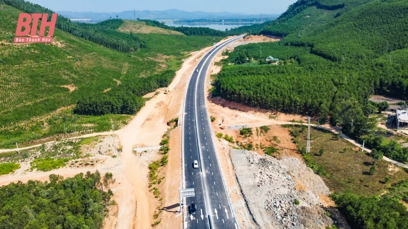 Những chuyến xe đầu tiên lăn bánh trên cao tốc nối Thanh Hóa - Nghệ An