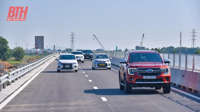 Những chuyến xe đầu tiên lăn bánh trên cao tốc nối Thanh Hóa - Nghệ An