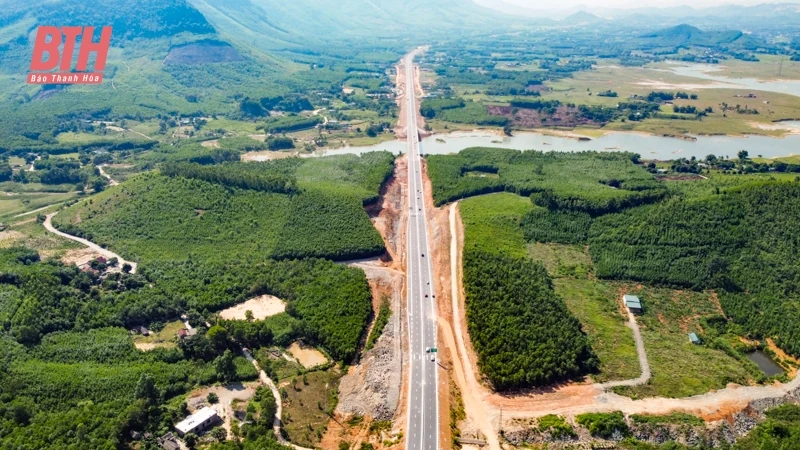 Những chuyến xe đầu tiên lăn bánh trên cao tốc nối Thanh Hóa - Nghệ An