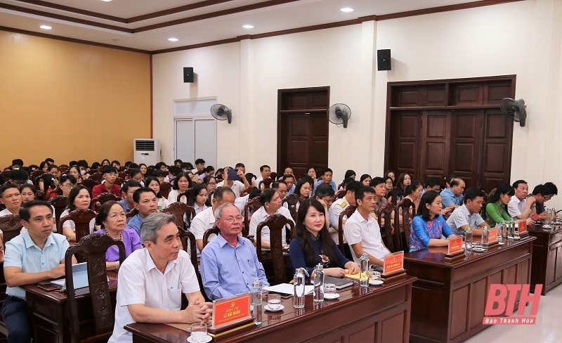 Hội Khuyến học Khối Cơ quan và Doanh nghiệp tỉnh trao thưởng cho 105 học sinh đạt thành tích xuất sắc 