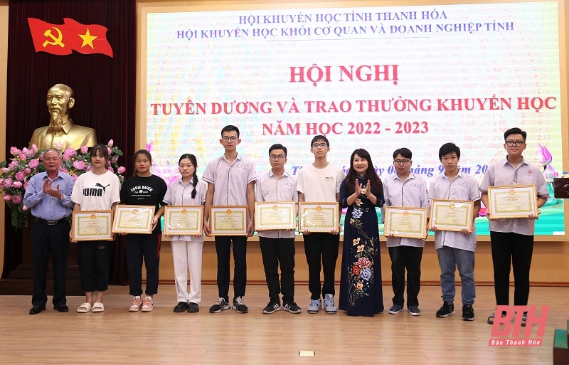 Hội Khuyến học Khối Cơ quan và Doanh nghiệp tỉnh trao thưởng cho 105 học sinh đạt thành tích xuất sắc 