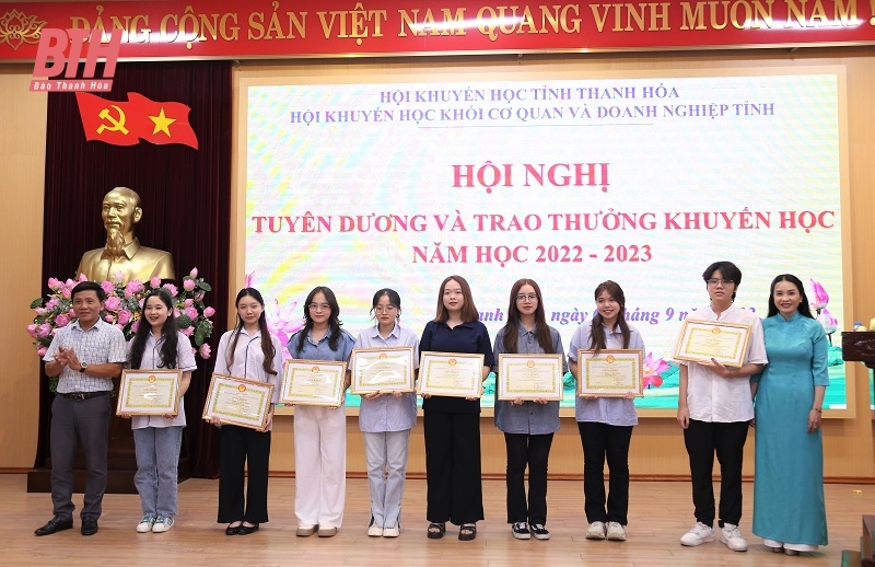 Hội Khuyến học Khối Cơ quan và Doanh nghiệp tỉnh trao thưởng cho 105 học sinh đạt thành tích xuất sắc 
