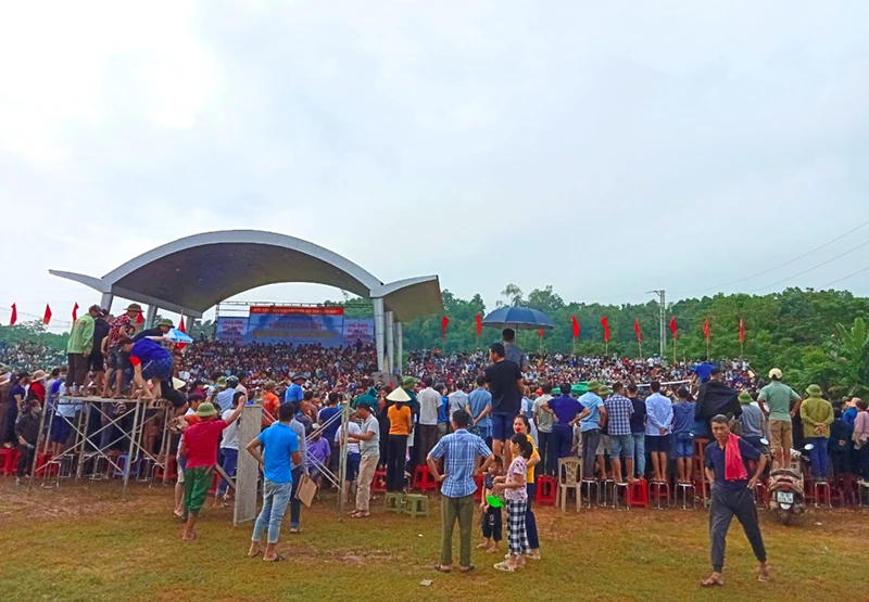 Hàng nghìn khán giả đội mưa cổ vũ Giải bóng chuyền Ngọc Trạo năm 2023