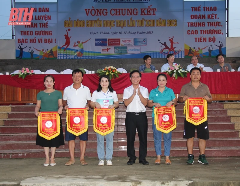 Hàng nghìn khán giả đội mưa cổ vũ Giải bóng chuyền Ngọc Trạo năm 2023