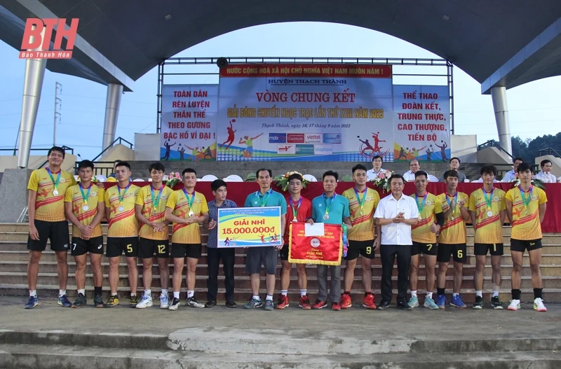 Hàng nghìn khán giả đội mưa cổ vũ Giải bóng chuyền Ngọc Trạo năm 2023