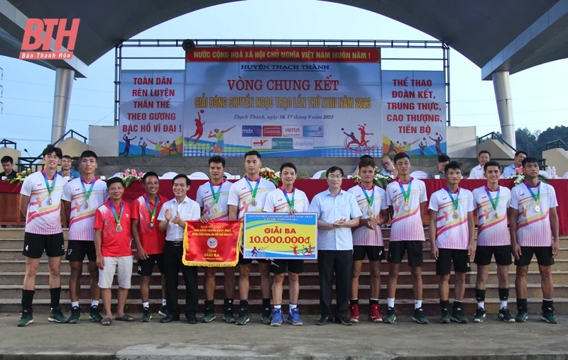 Hàng nghìn khán giả đội mưa cổ vũ Giải bóng chuyền Ngọc Trạo năm 2023