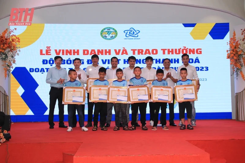 Vinh danh, trao thưởng đội bóng đá U9 Việt Hùng Thanh Hóa