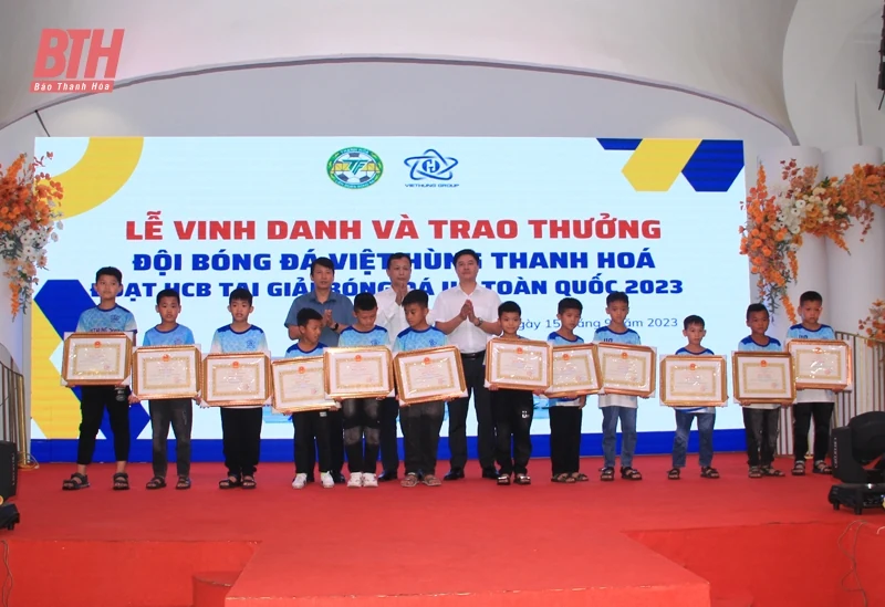 Vinh danh, trao thưởng đội bóng đá U9 Việt Hùng Thanh Hóa