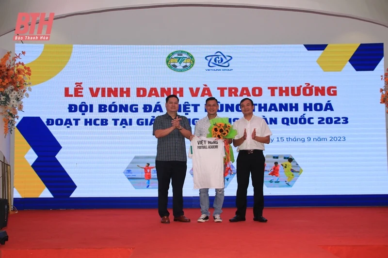 Vinh danh, trao thưởng đội bóng đá U9 Việt Hùng Thanh Hóa