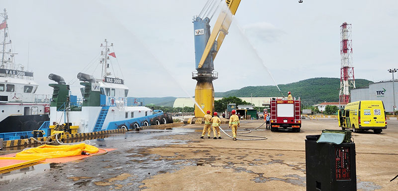 Công ty Nhiệt điện Nghi Sơn phối hợp với Cảng Tổng hợp Quốc tế Nghi Sơn diễn tập Ứng phó sự cố tràn dầu trên cảng biển