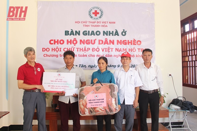 Bàn giao nhà ở cho ngư dân nghèo tại huyện Nga Sơn