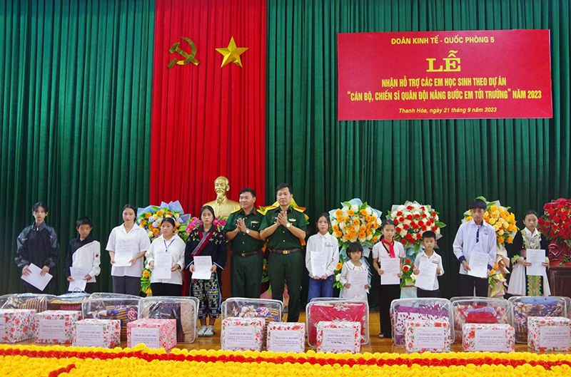 11 học sinh có hoàn cảnh đặc biệt khó khăn tại Mường Lát tiếp tục được nhận nuôi