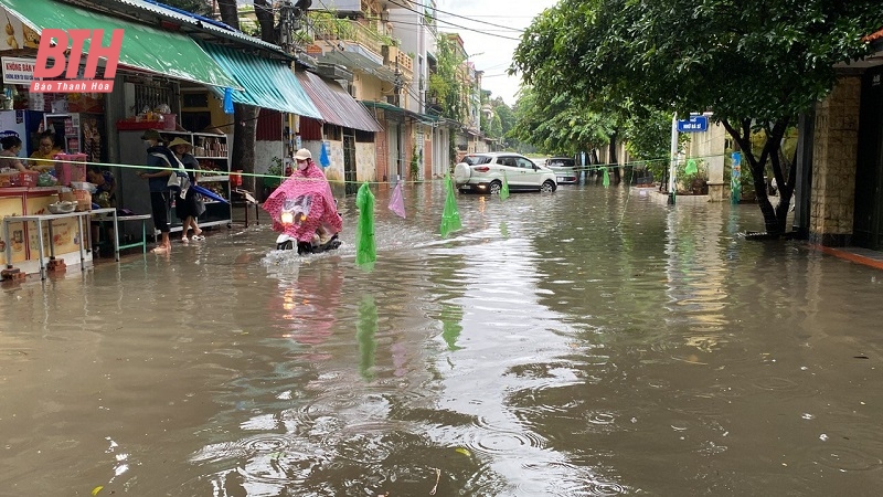 Nhiều tuyến đường ở TP Thanh Hóa bị ngập sâu gây ùn tắc giao thông