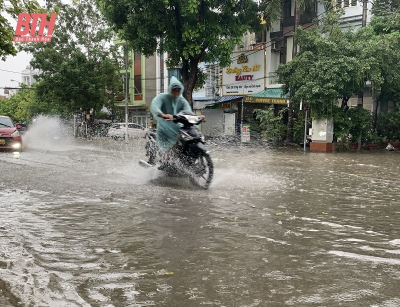 Nhiều tuyến đường ở TP Thanh Hóa bị ngập sâu gây ùn tắc giao thông