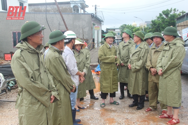 Chủ tịch UBND tỉnh Đỗ Minh Tuấn kiểm tra và chỉ đạo khắc phục hậu quả mưa lũ các huyện Hà Trung và Vĩnh Lộc