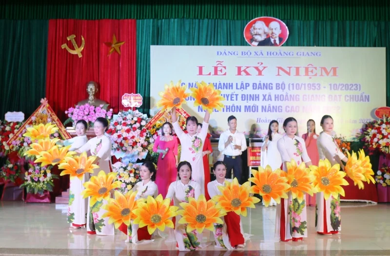 Kỷ niệm 70 năm thành lập Đảng bộ xã Hoằng Giang và công bố quyết định xã đạt chuẩn NTM nâng cao