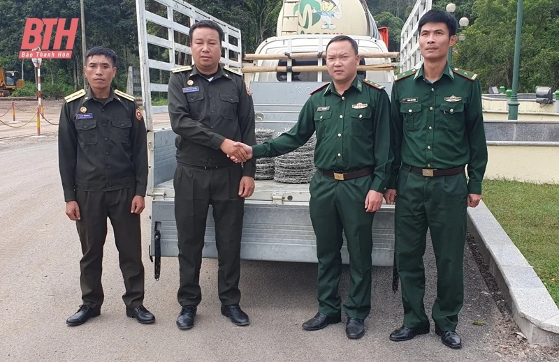 Chúc mừng, tặng quà lực lượng bảo vệ biên giới Lào