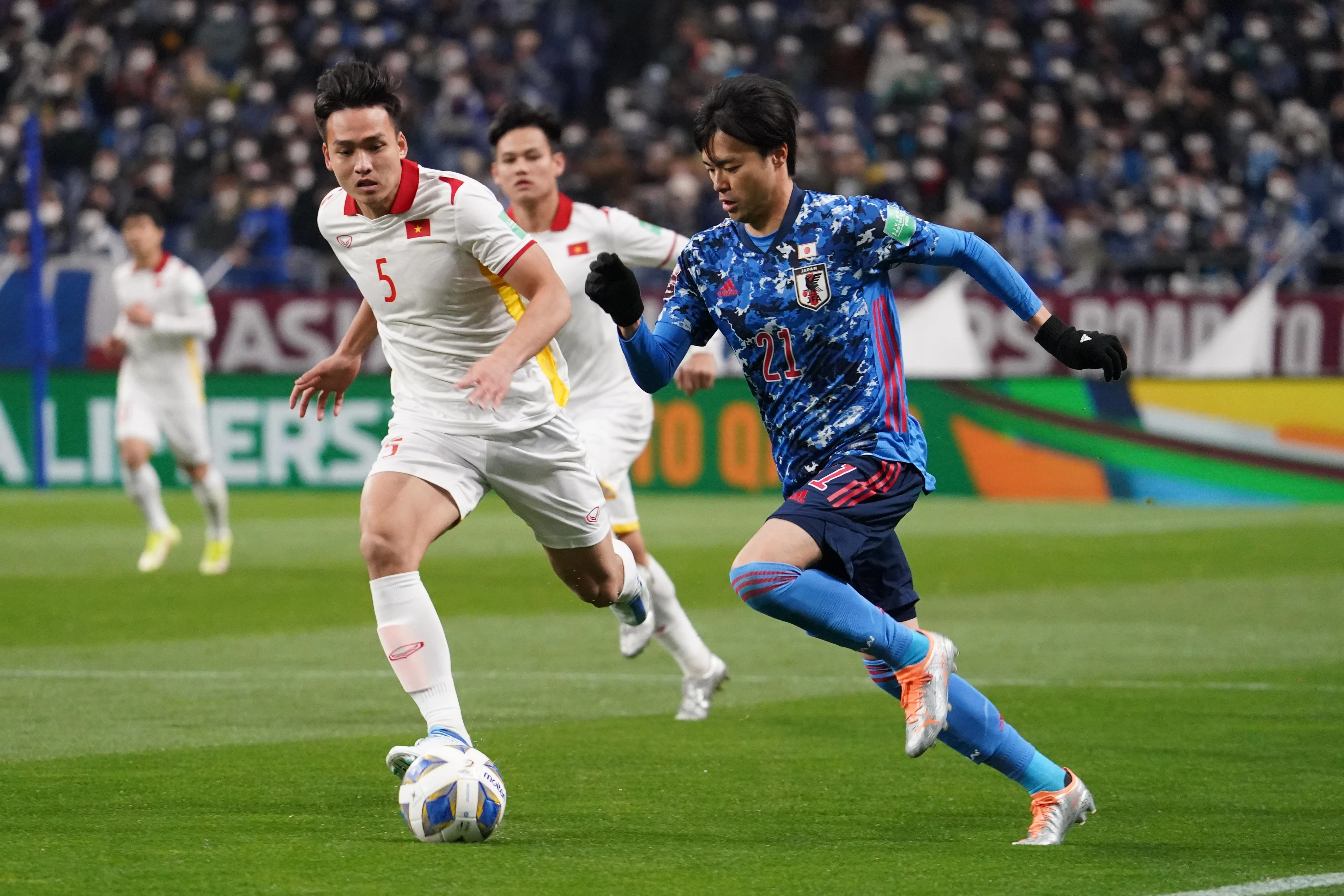 Đội tuyển Việt Nam đặt mục tiêu thắng Philippines; Barca và PSG thua sốc tại Cúp C1