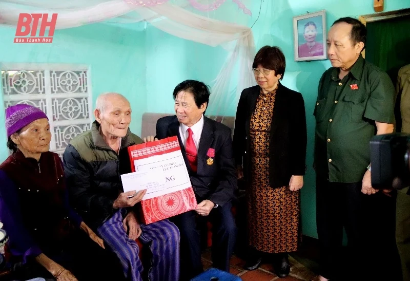 Thăm, tặng quà tri ân cựu TNXP dạy văn hóa qua các thời kỳ