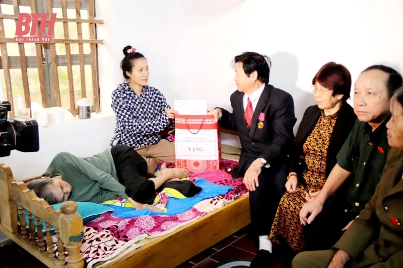 Thăm, tặng quà tri ân cựu TNXP dạy văn hóa qua các thời kỳ