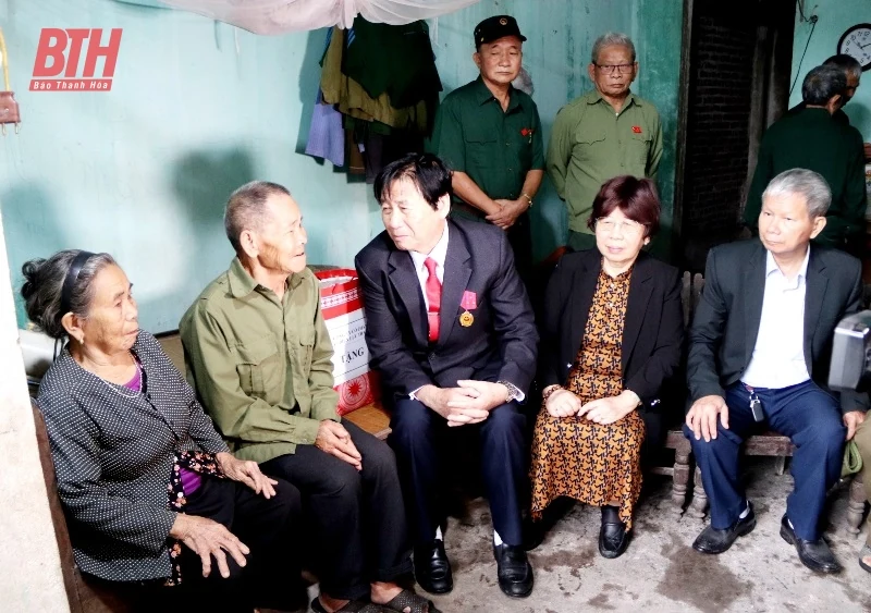 Thăm, tặng quà tri ân cựu TNXP dạy văn hóa qua các thời kỳ