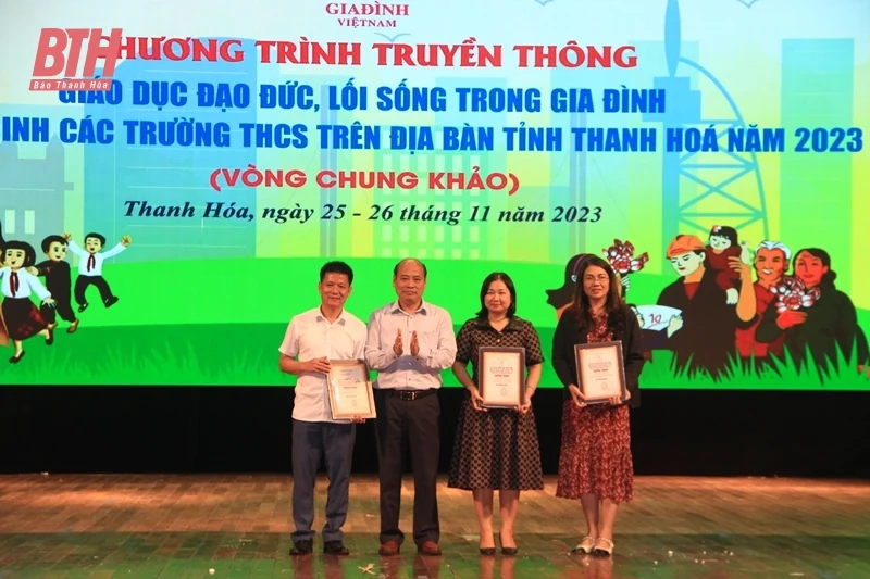 Trao giải hội thi truyền thông giáo dục đạo đức, lối sống cho học sinh THCS