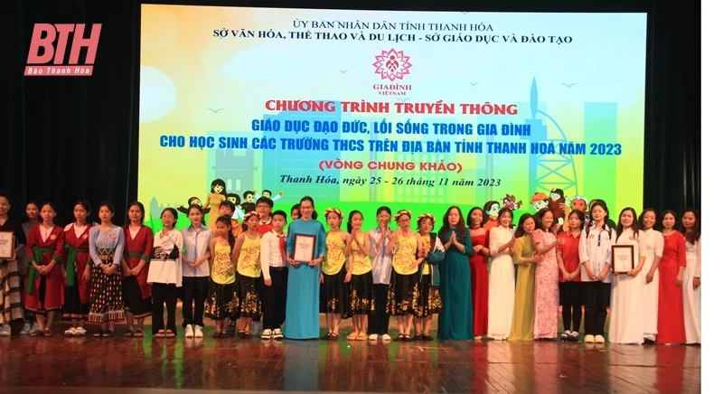 Trao giải hội thi truyền thông giáo dục đạo đức, lối sống cho học sinh THCS