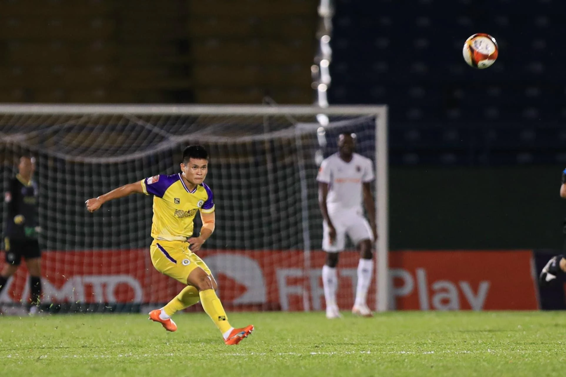 Phạm Tuấn Hải ghi siêu phẩm từ giữa sân ở V-League; Nội bộ tuyển Đức lục đục vì HLV Nagelsmann