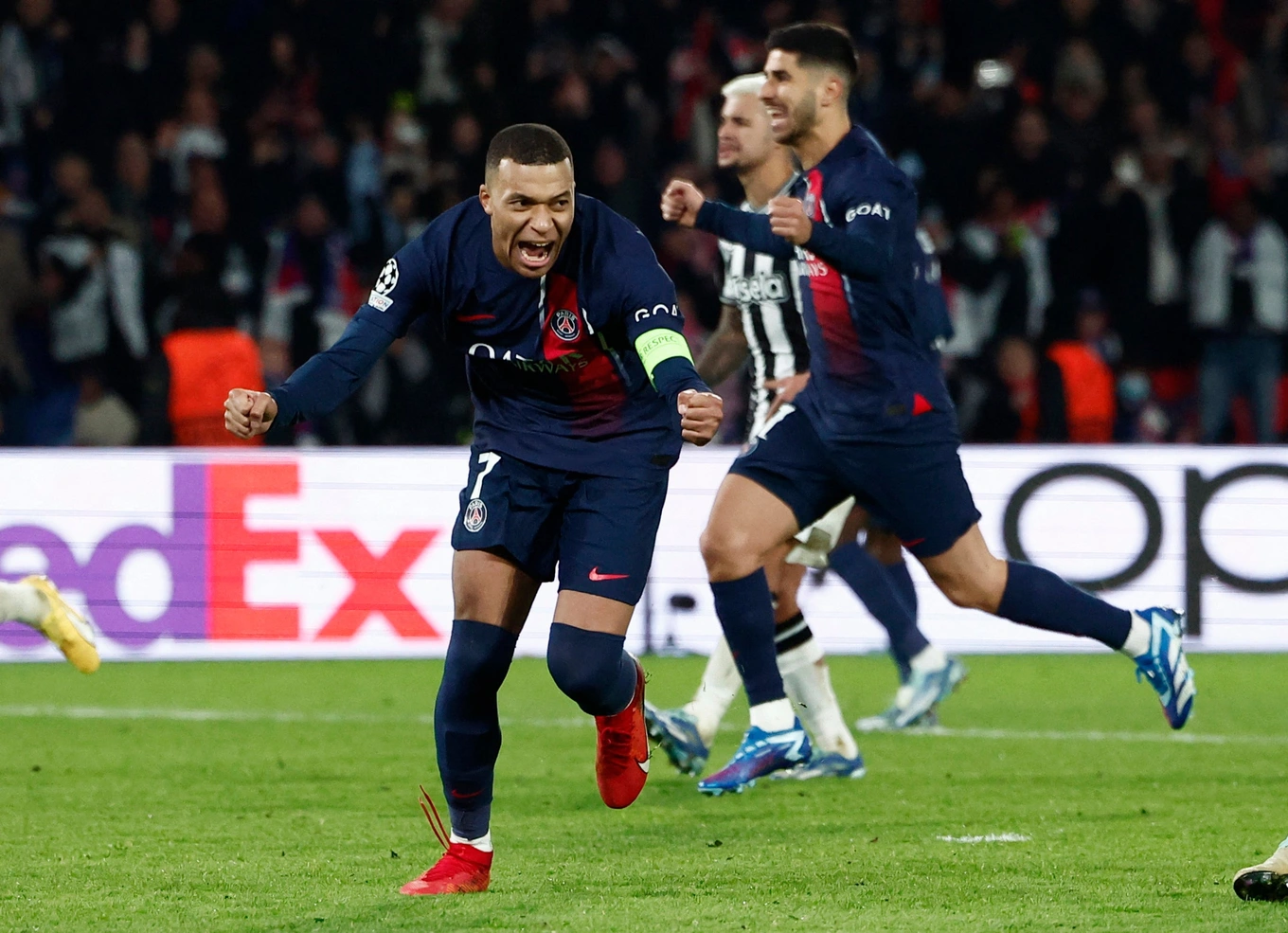 Nhiều đội bóng V.League sẵn sàng “giải cứu” Công Phượng; Mbappe giúp PSG thoát hiểm thần kỳ