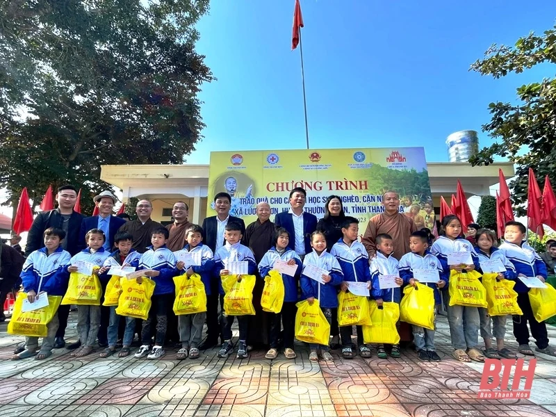 Trao tặng 650 suất quà cho các em học sinh nghèo, cận nghèo xã Lương Sơn