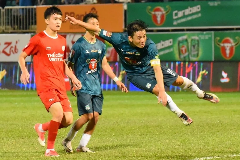 Ông Trần Tiến Đại ở lại cùng CLB CAHN; MU nhận hat-trick giải thưởng