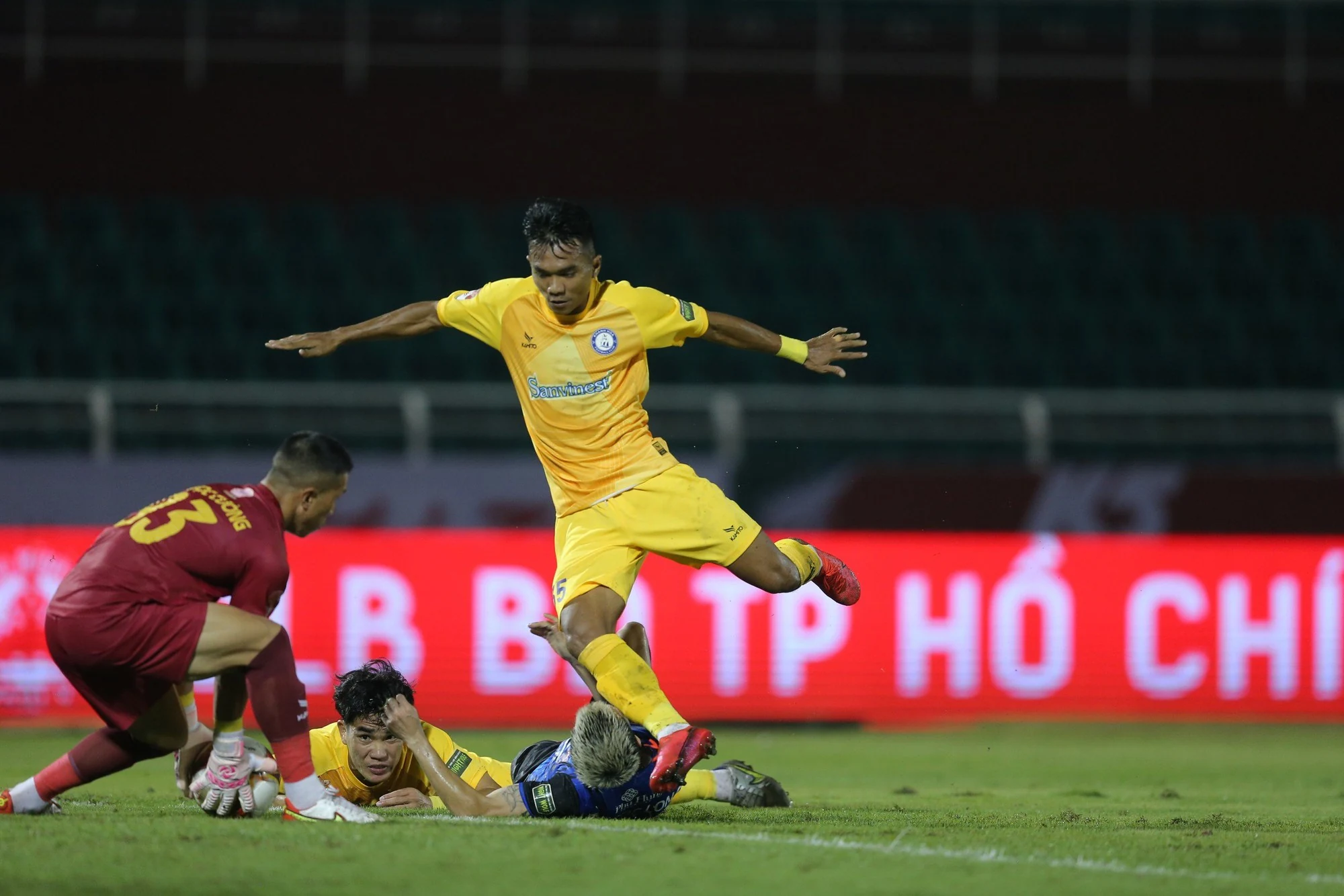Ông Trần Tiến Đại ở lại cùng CLB CAHN; MU nhận hat-trick giải thưởng