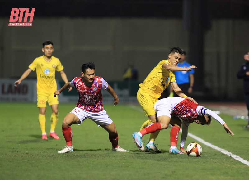 Chơi thiếu người trong 2/3 thời gian, Đông Á Thanh Hóa chia điểm với TP Hồ Chí Minh