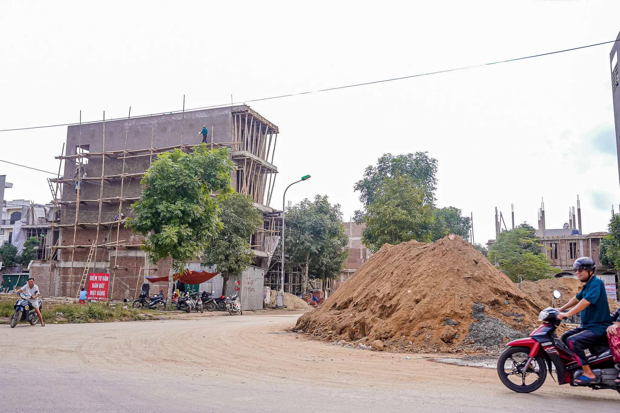 Cần xử lý nghiêm tình trạng đổ vật liệu xây dựng tràn lan trên vỉa hè, dưới lòng đường, gây mất an toàn giao thông